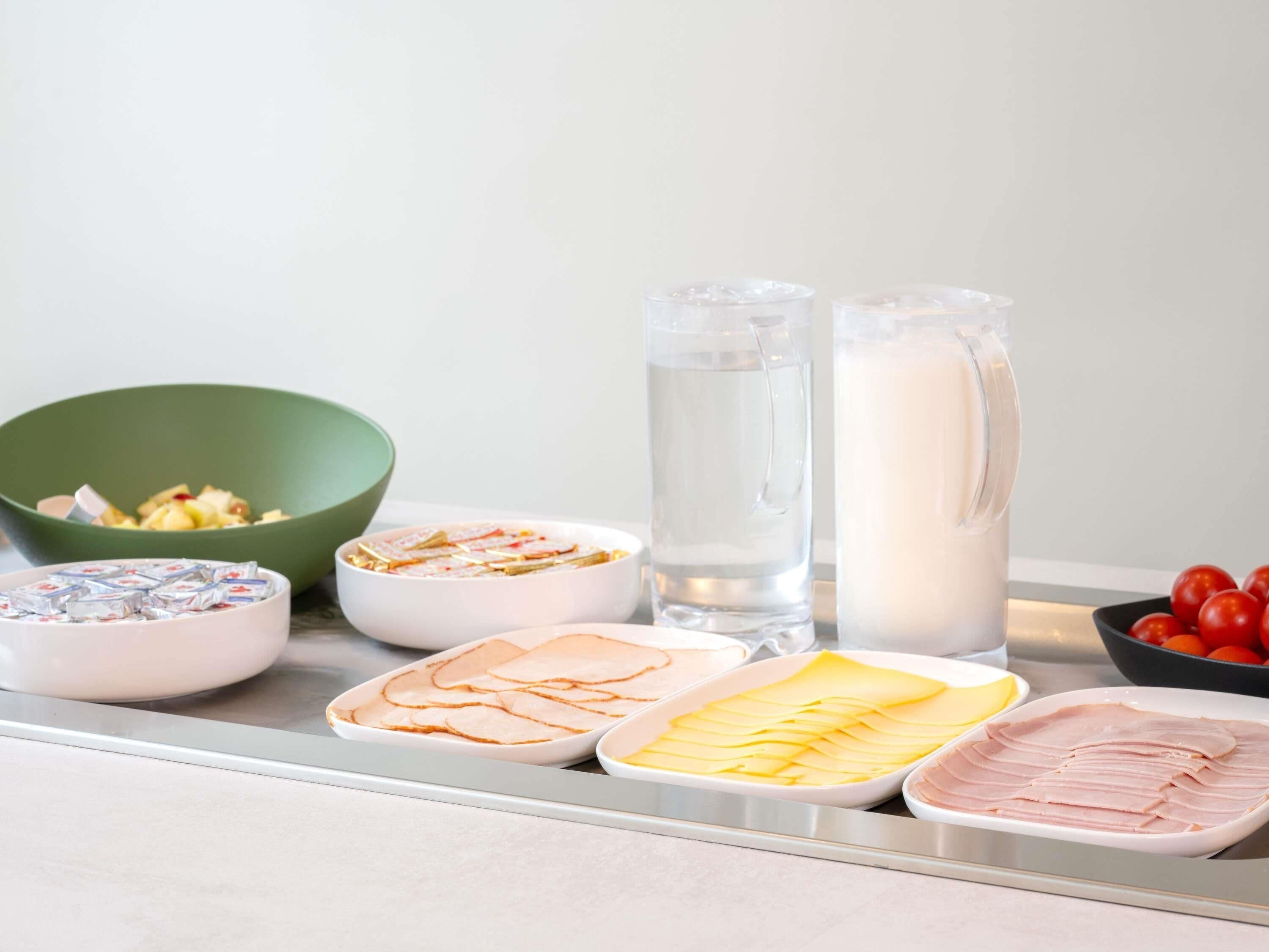Una mesa con diversos alimentos y bebidas.