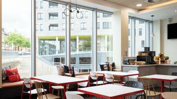 Daily continental breakfast (EUR 11.5 per person)