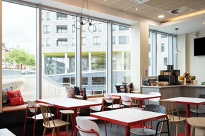 Desayuno continental diario (EUR 11.5 por persona)