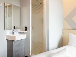 Desk, soundproofing, free cots/infant beds, free WiFi
