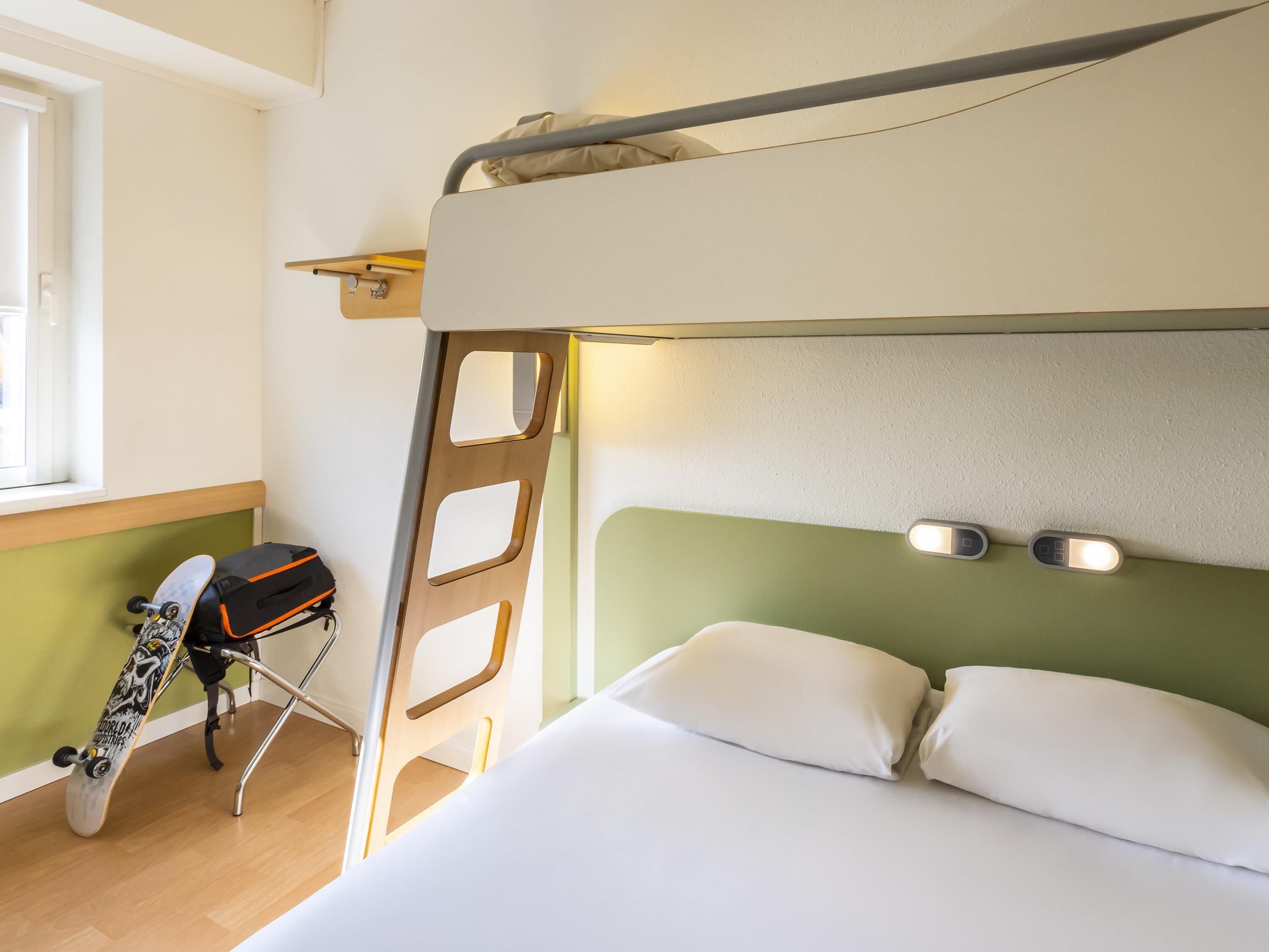 Habitación doble estándar | Escritorio, tabla de planchar con plancha, wifi gratis y ropa de cama 