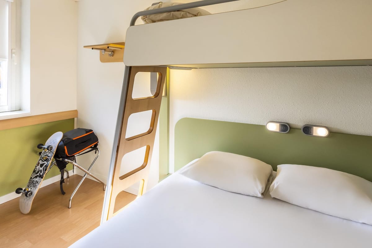 Habitación doble estándar | Escritorio, tabla de planchar con plancha, wifi gratis y ropa de cama