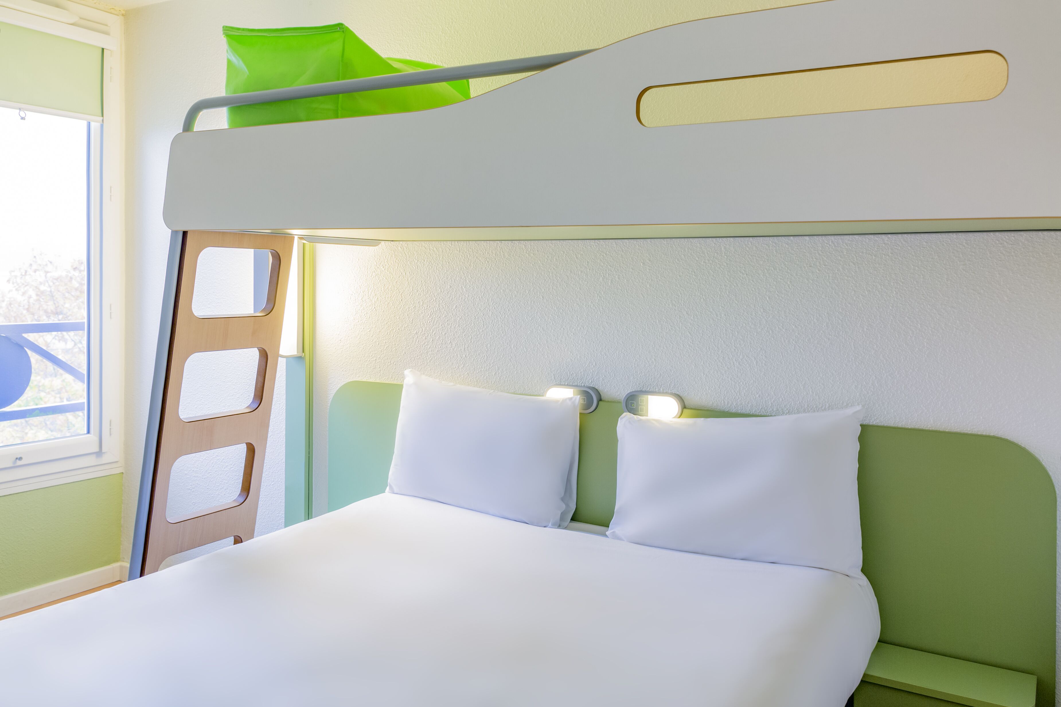 Standaard tweepersoonskamer | Een bureau, een strijkplank/strijkijzer, gratis wifi, beddengoed