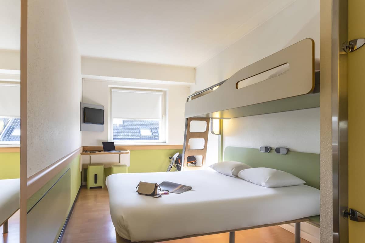 Habitación estándar doble | Escritorio, tabla de planchar con plancha, wifi gratis y ropa de cama
