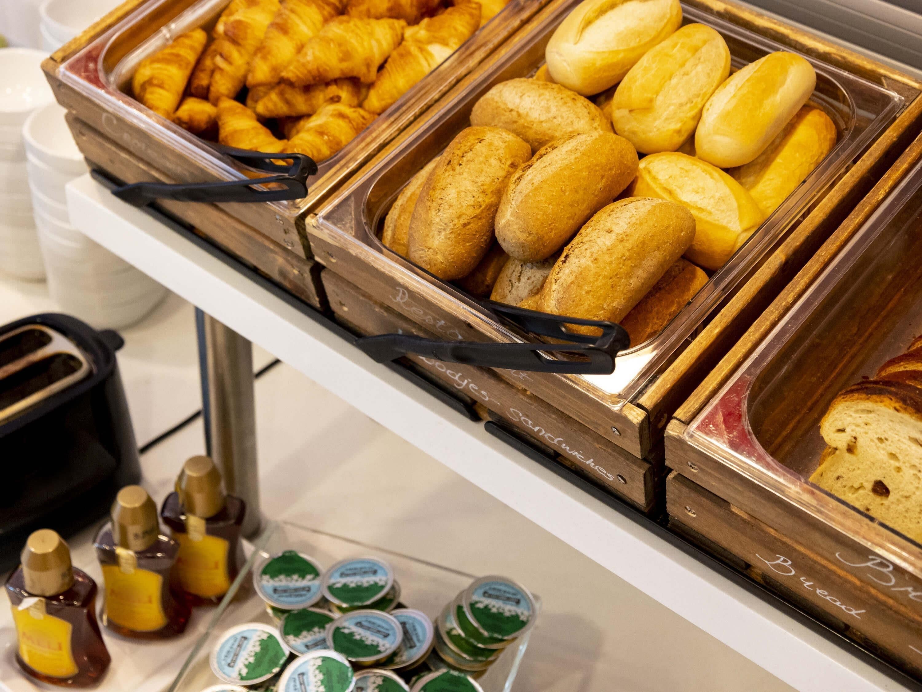 بوفيه فطور يوميًا بتكلفة قدرها (10.0 EUR للشخص)