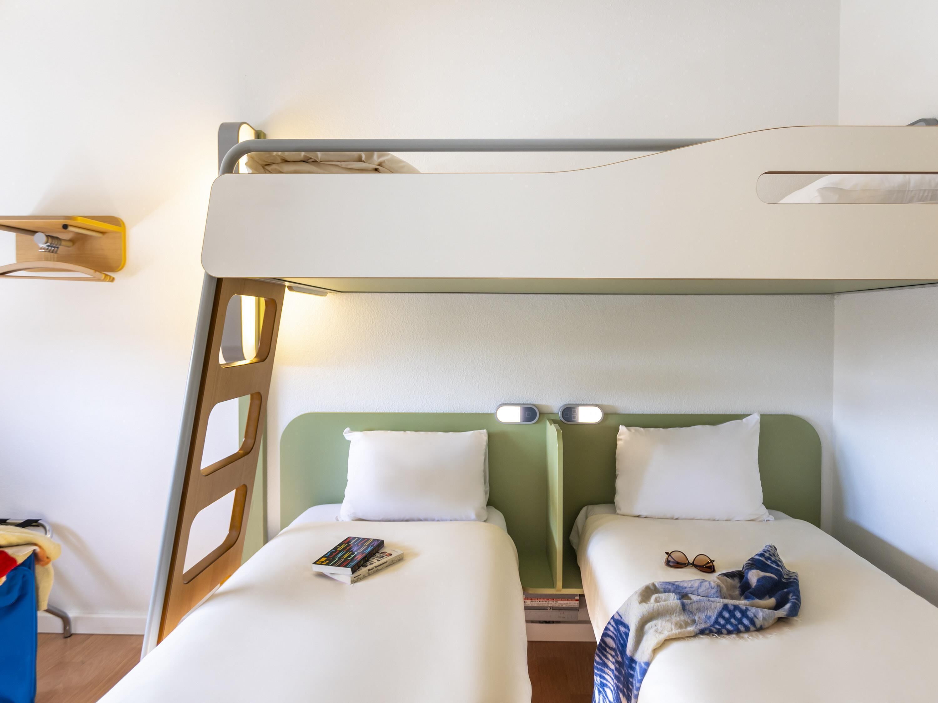 Habitación estándar | Escritorio, tabla de planchar con plancha, wifi gratis y ropa de cama