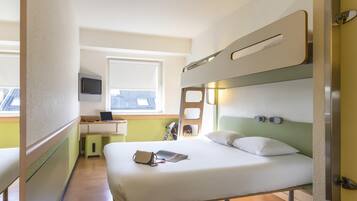 Habitación estándar doble | Escritorio, tabla de planchar con plancha, wifi gratis y despertador