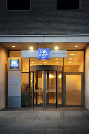 La façade extérieure de l’hôtel ibis budget situé près de la gare d’Anvers.