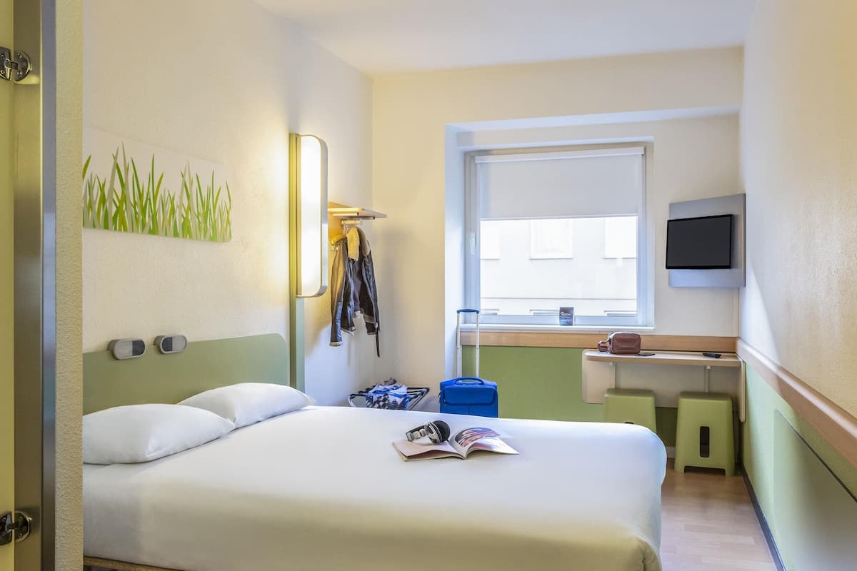 Chambre Double Standard, 1 lit double | Bureau, fer et planche Ă repasser, Wi-Fi gratuit, draps fournis