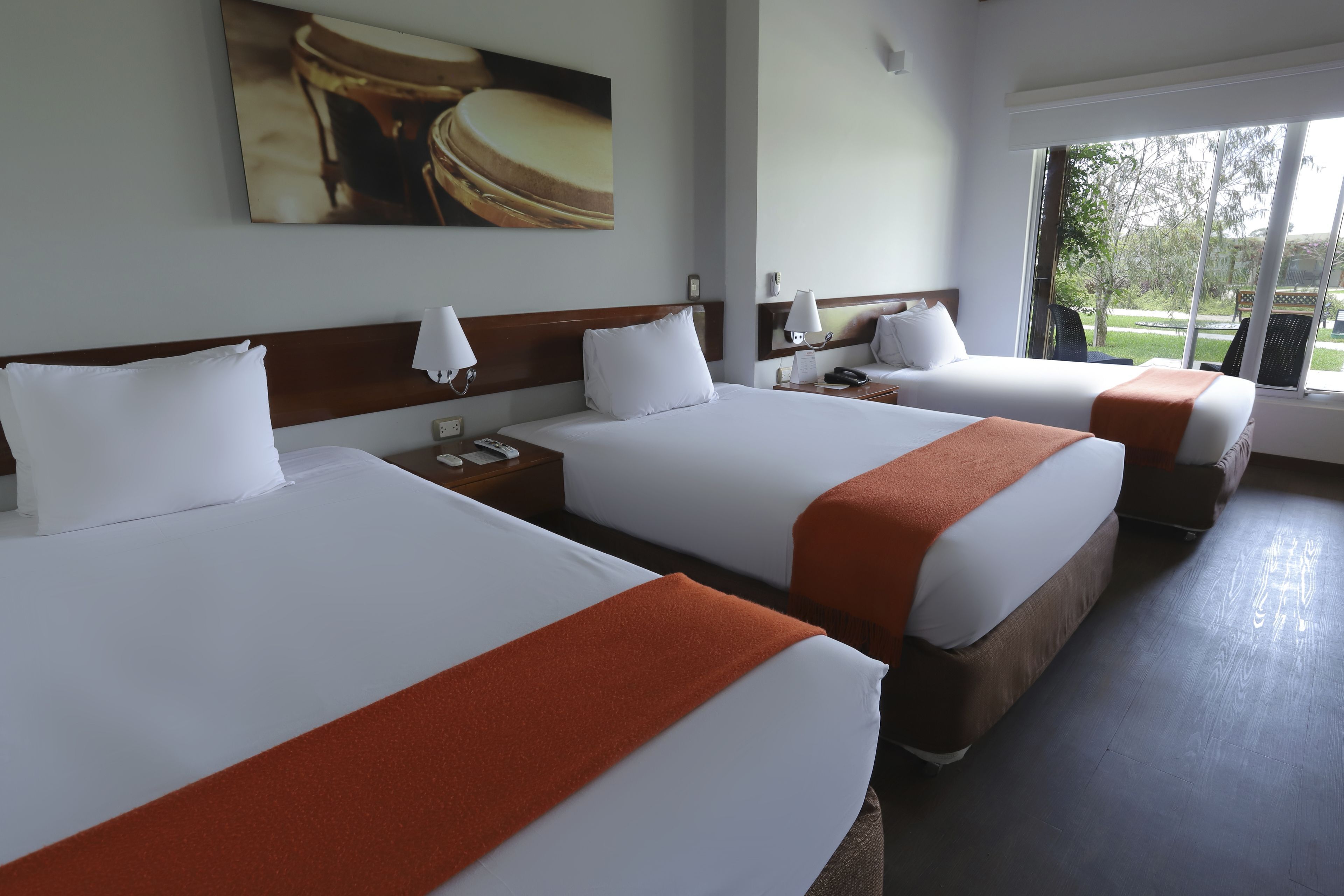 Ylelliset vuodevaatteet, minibaari, tallelokero huoneessa, työpöytä