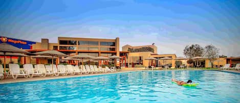 Piscine extérieure, chaises longues