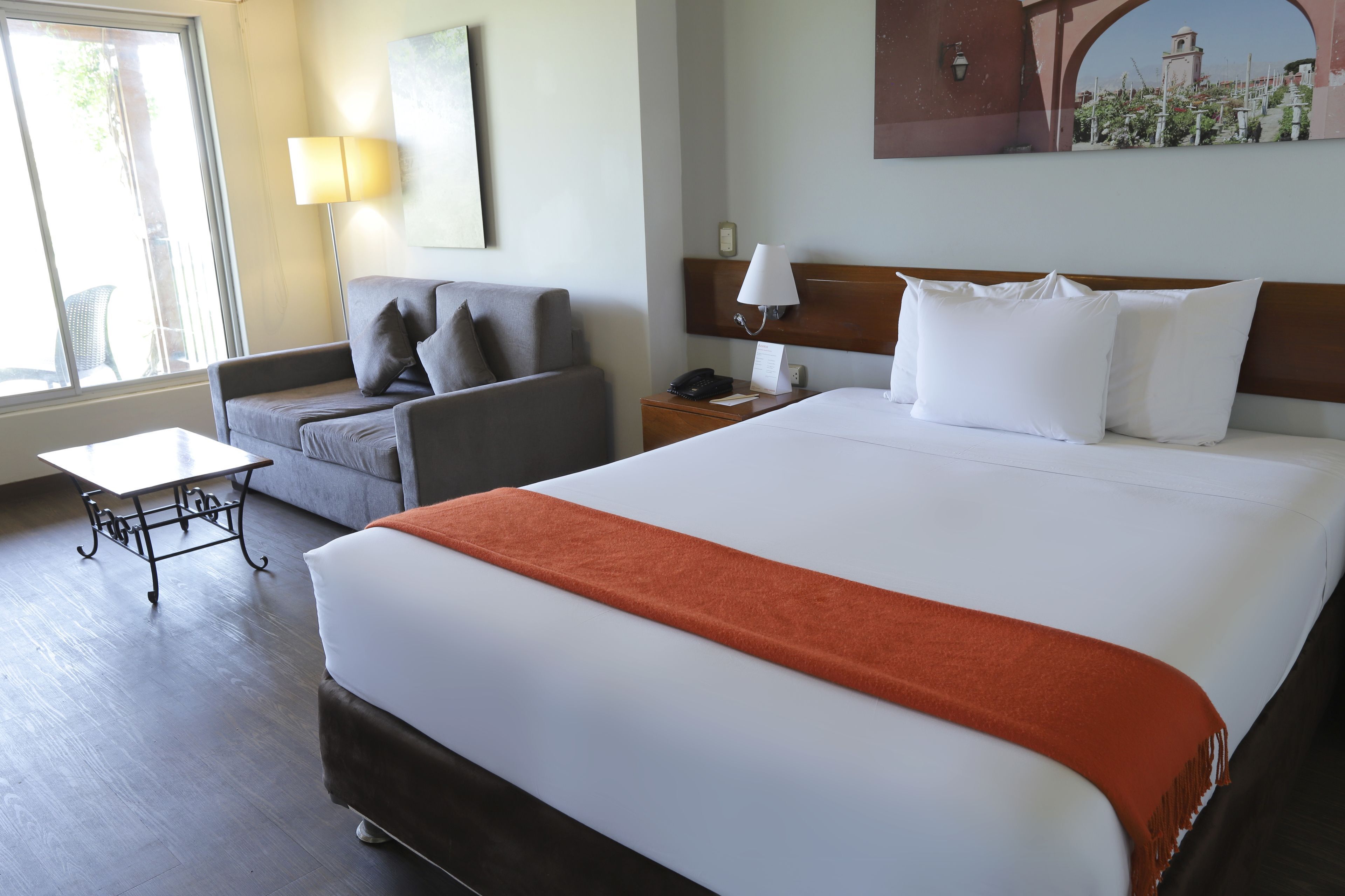 Ylelliset vuodevaatteet, minibaari, tallelokero huoneessa, työpöytä