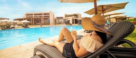 Piscine extérieure, chaises longues