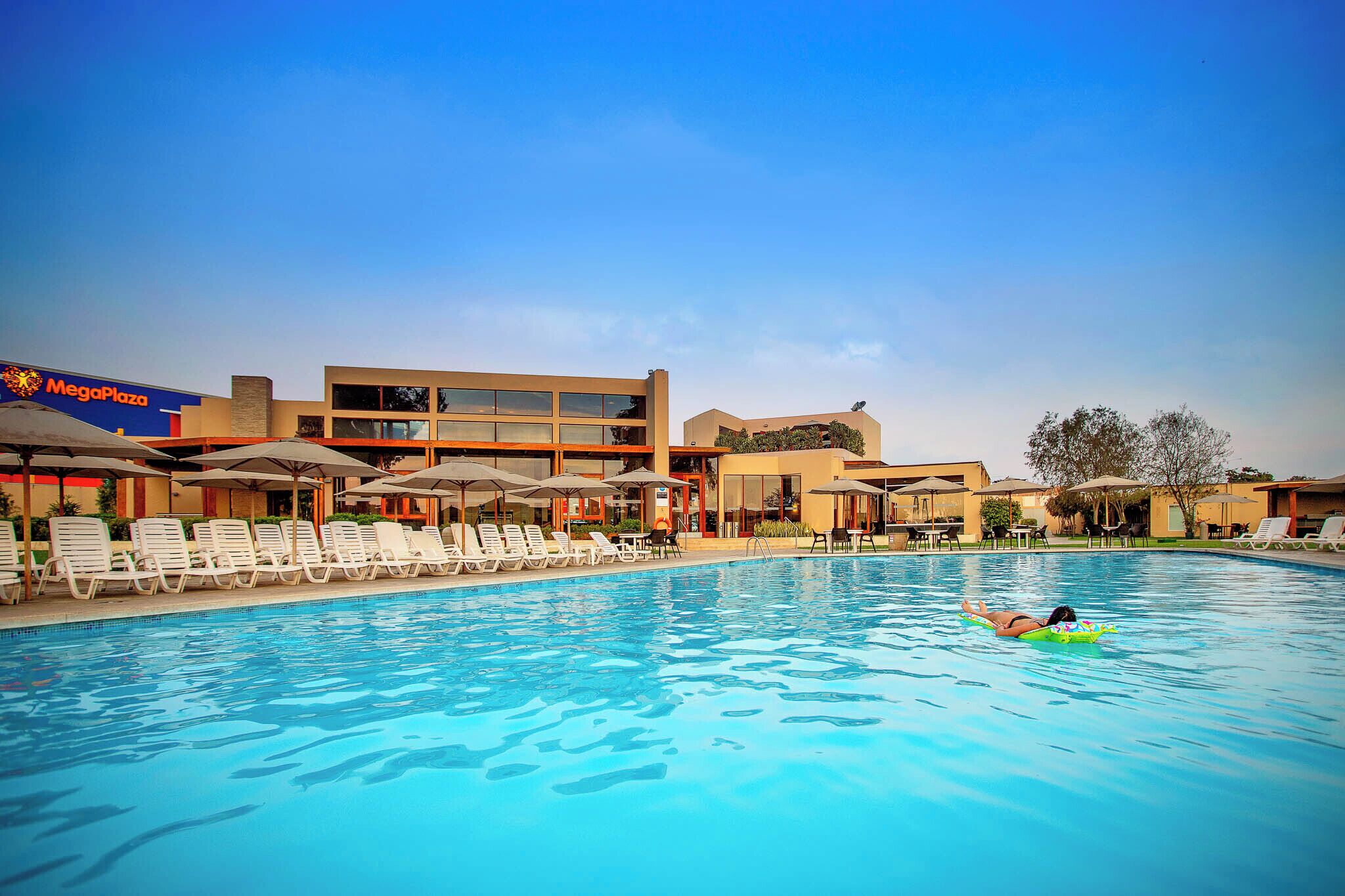 Outdoor pool, sun loungers
