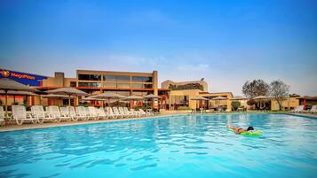 Alberca al aire libre y camastros