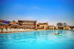 Utendørsbasseng og solsenger