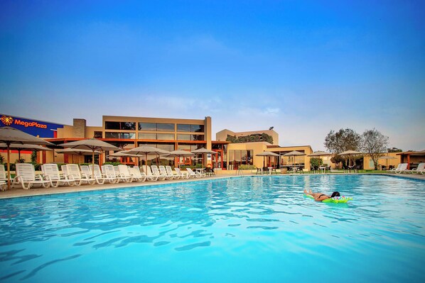 Outdoor pool, sun loungers