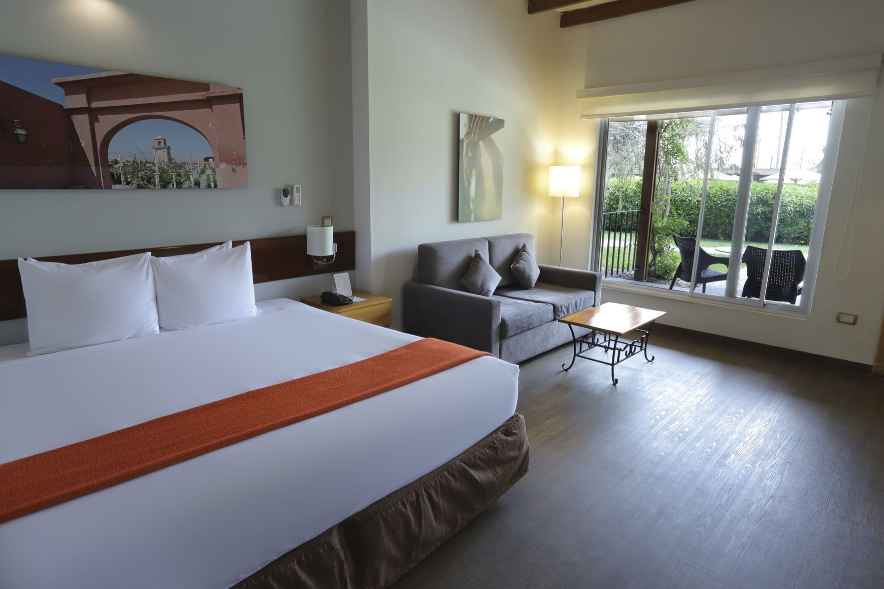 Ylelliset vuodevaatteet, minibaari, tallelokero huoneessa, työpöytä