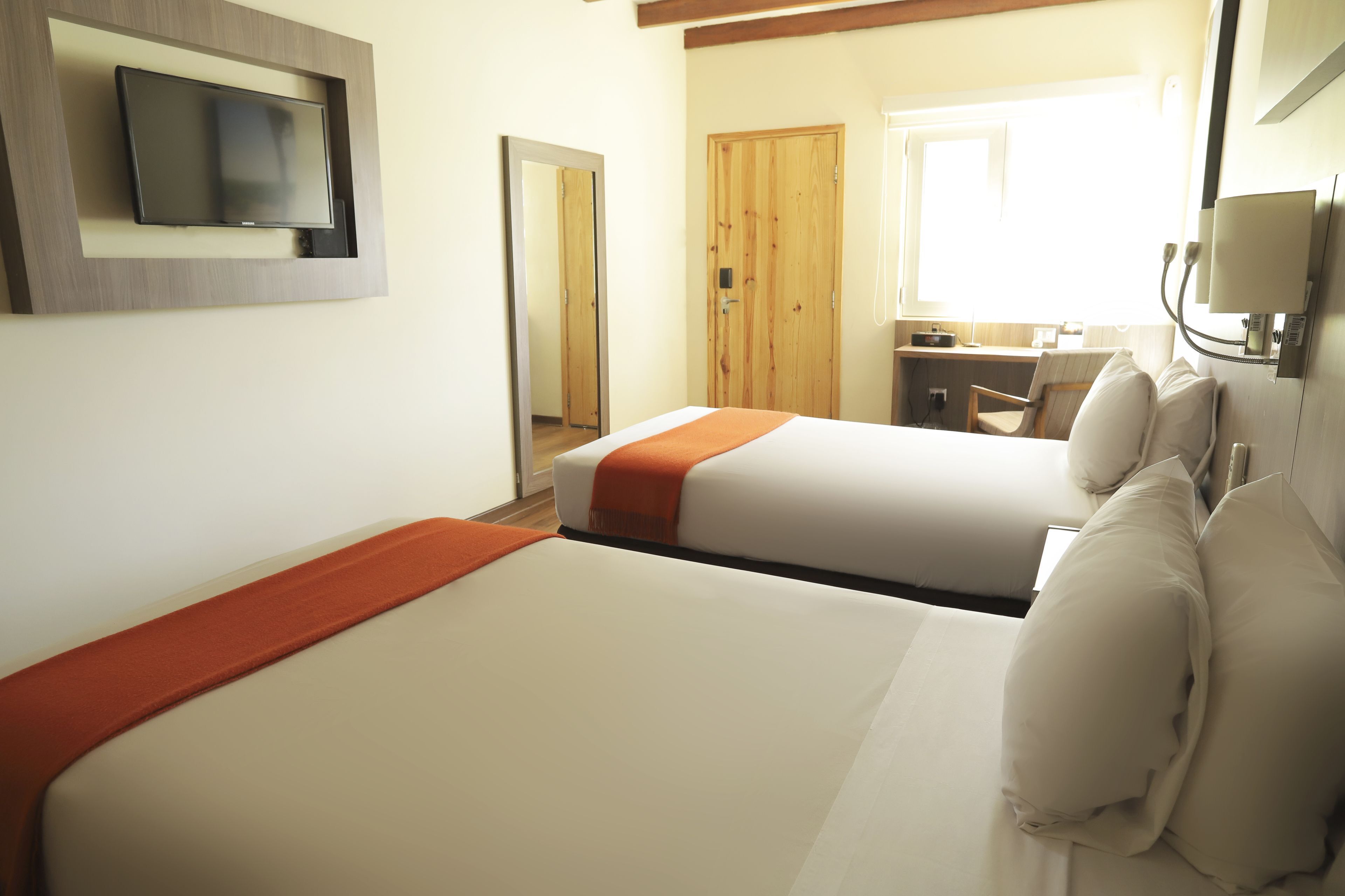 Ylelliset vuodevaatteet, minibaari, tallelokero huoneessa, työpöytä