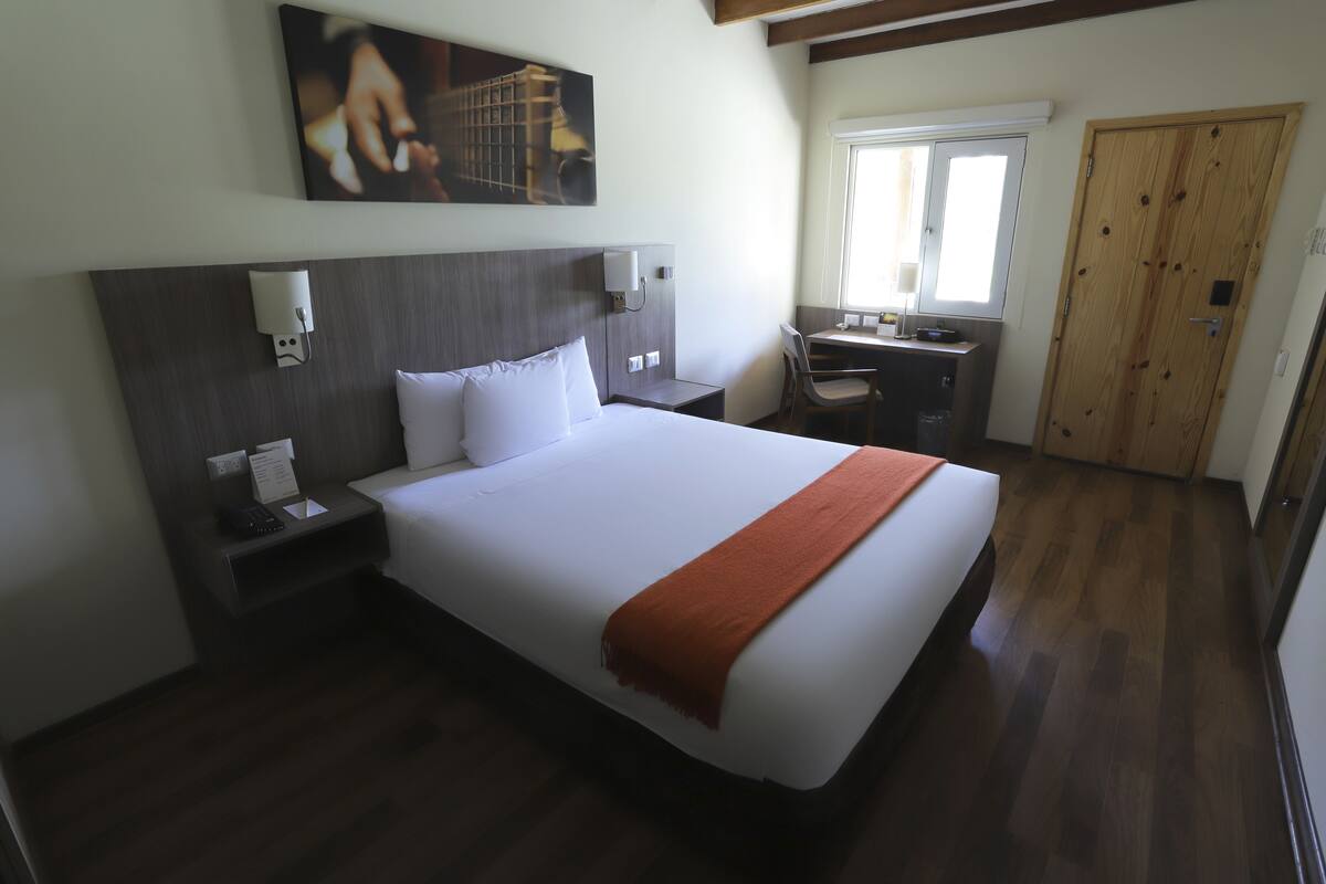 Ropa de cama de alta calidad y minibar 