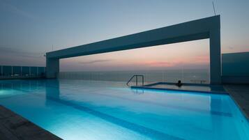 5 outdoor pools, free cabanas, pool umbrellas