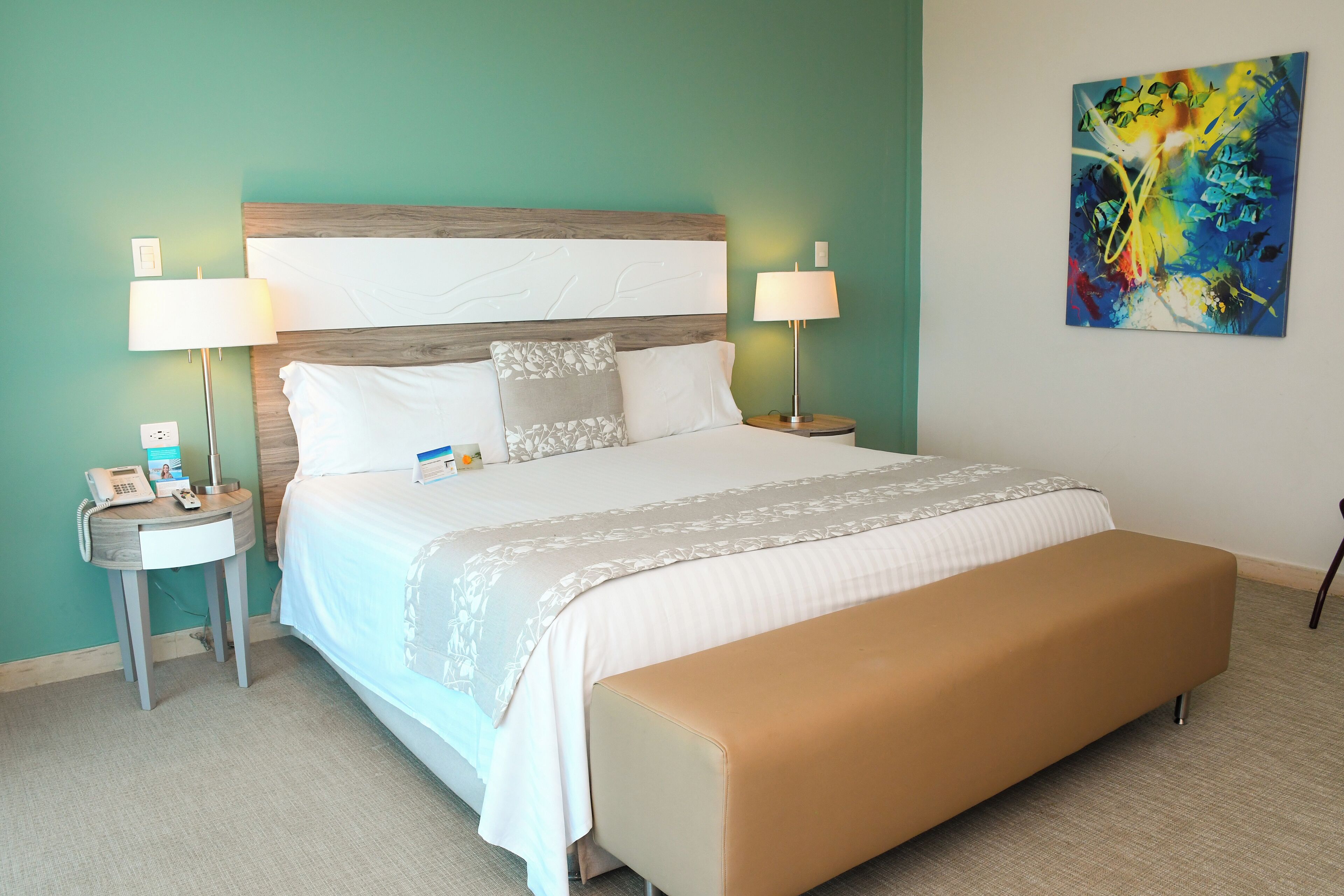 Executive Room, 1 Queen Bed | Premium bedding, minibar, in-room safe, desk