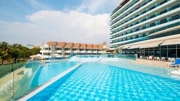 5 outdoor pools, free cabanas, pool umbrellas
