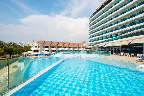 5 piscines extérieures, cabanons gratuits, parasols de plage
