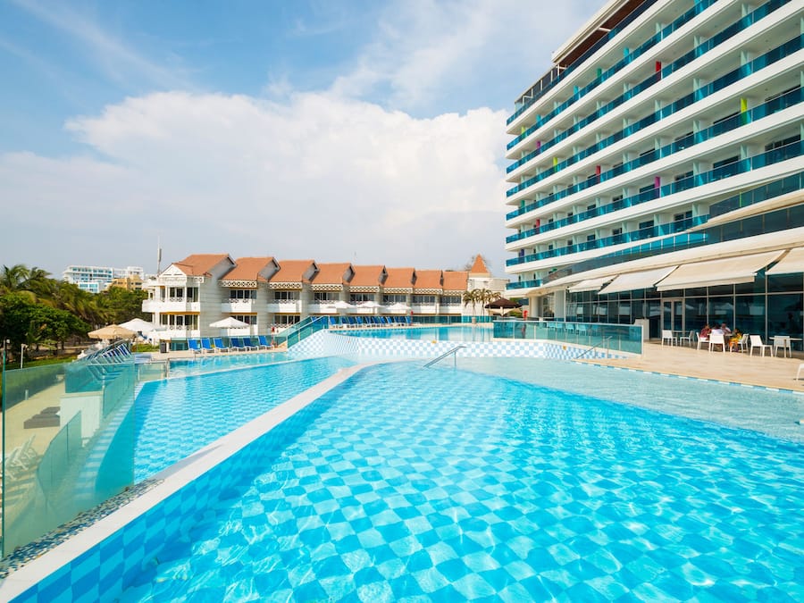 5 outdoor pools, free cabanas, pool umbrellas