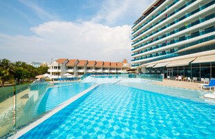 5 outdoor pools, free pool cabanas, pool umbrellas