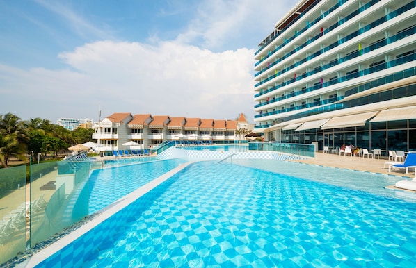 5 piscines extérieures, cabanons gratuits, parasols de plage