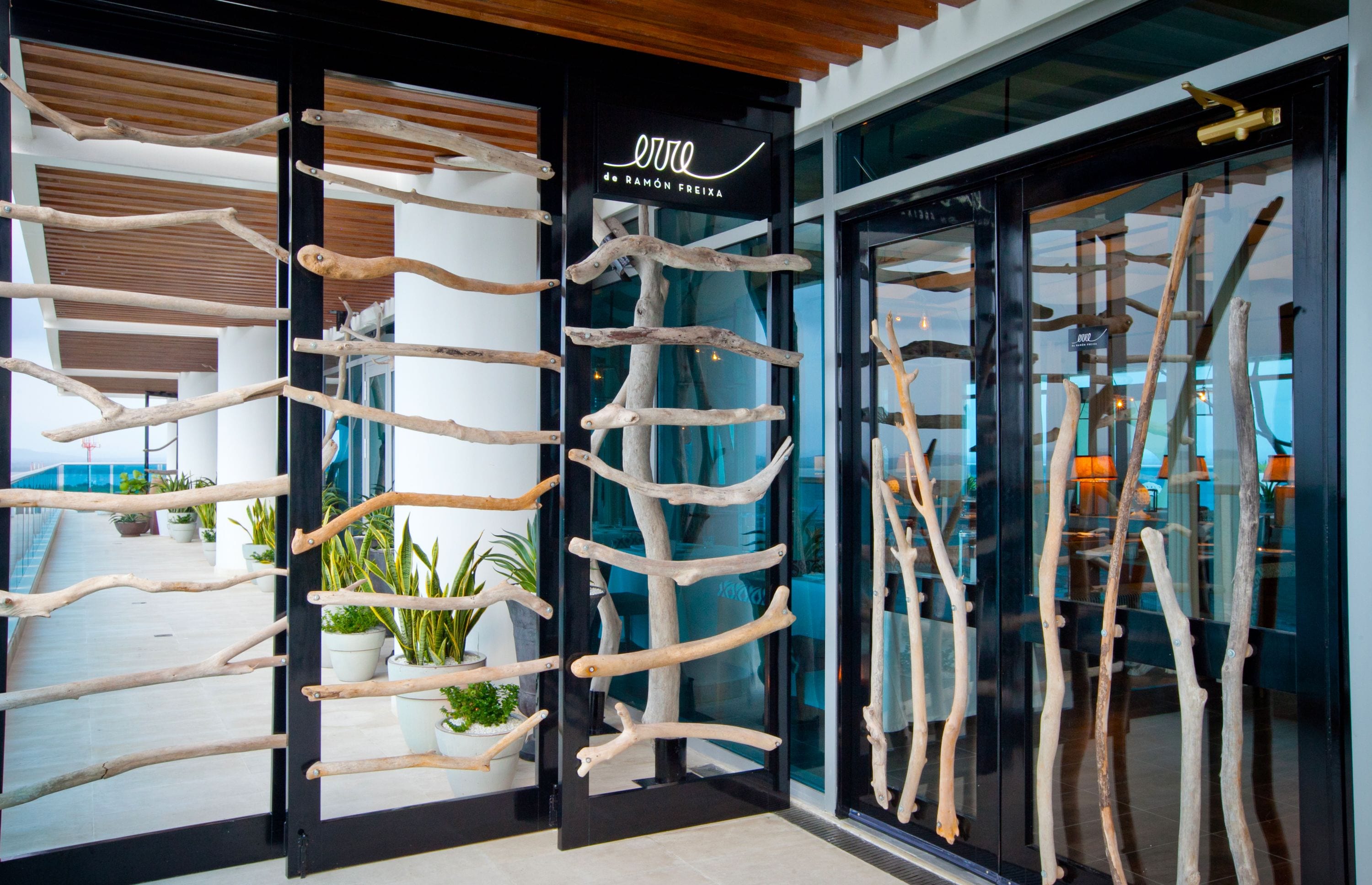 2 か所のレストラン、朝食に営業