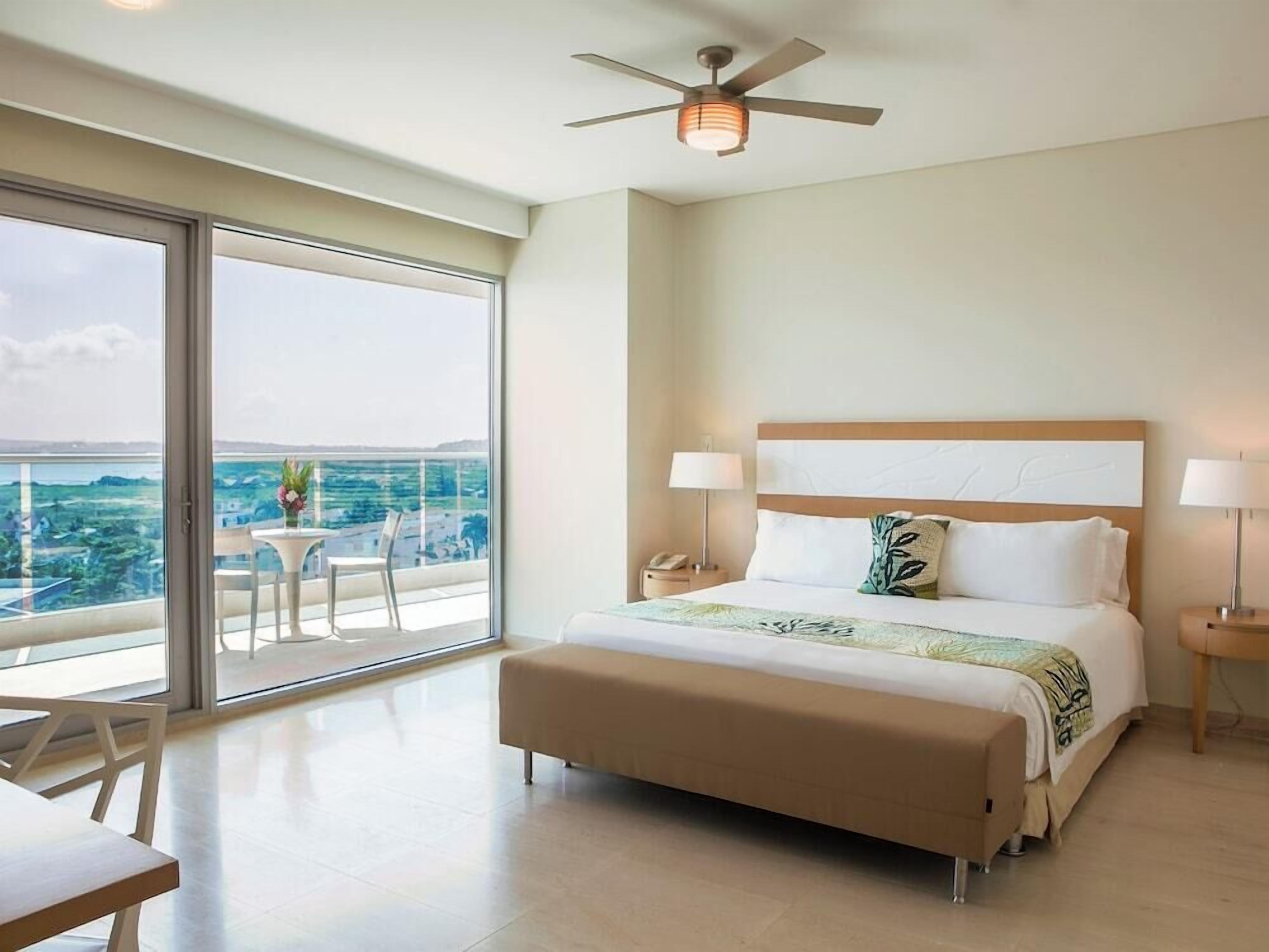 Ropa de cama de alta calidad y minibar 