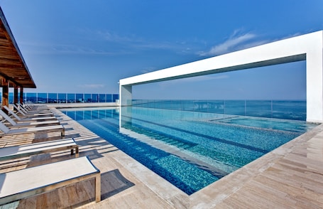 5 outdoor pools, free cabanas, pool umbrellas. Hotel Las Americas Torre del Mar