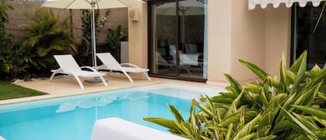 室外游泳池,提供泳池遮陽傘