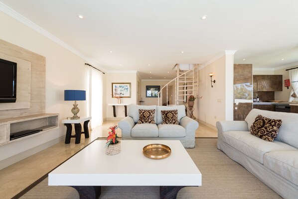 Villa Premier | Living area | 43-inch flat-screen TV with cable channels, TV