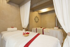 雙人療程室、運動按摩、海灘按摩、身體磨砂、面部療程、修手甲/腳甲