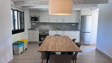 Feriehus - 3 soveværelser | Privat køkken | Køleskab/fryser i fuld størrelse, mikrobølgeovn, ovn, kogeplade