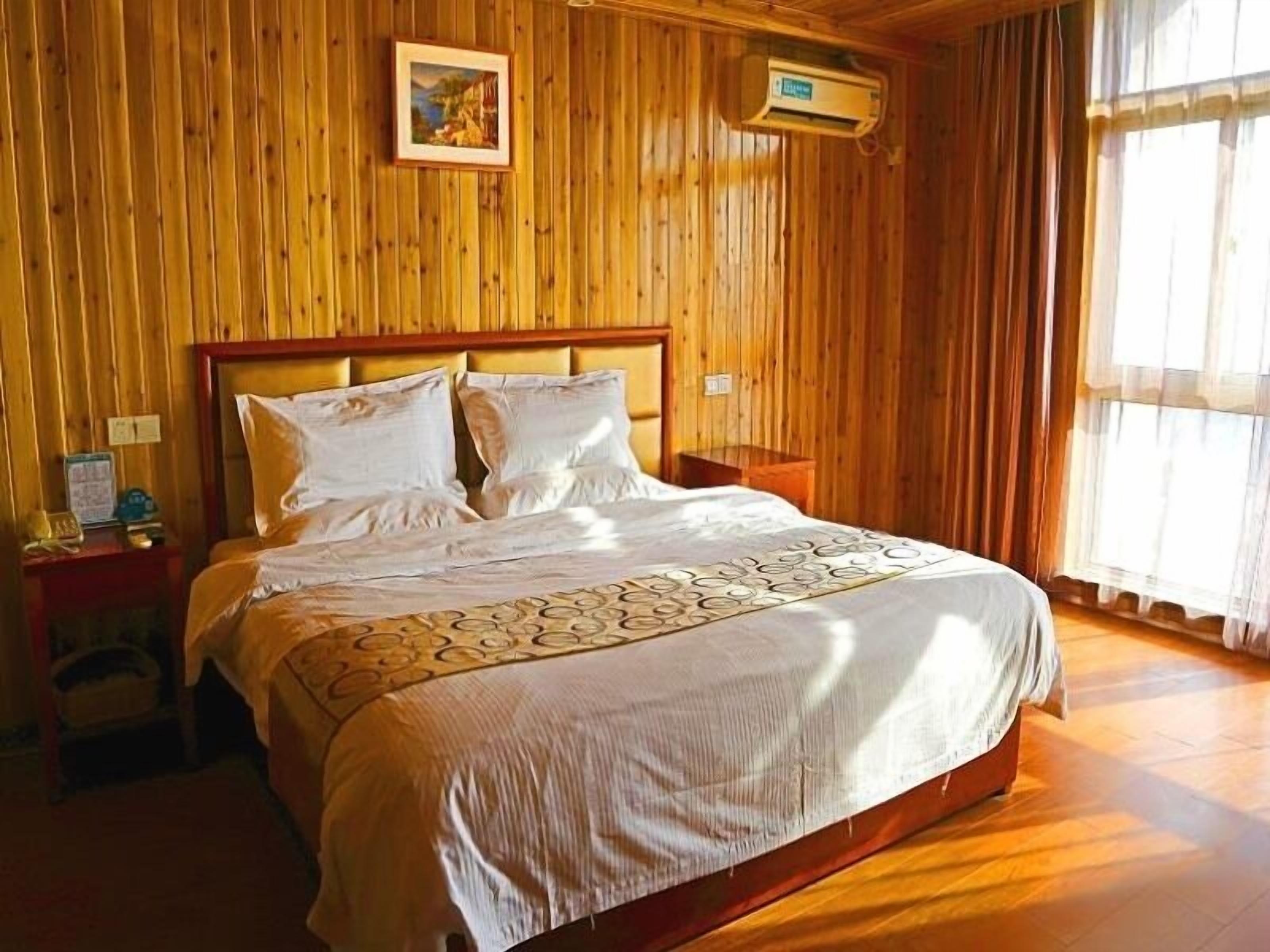 Room, 1 Queen Bed | In-room safe, free WiFi