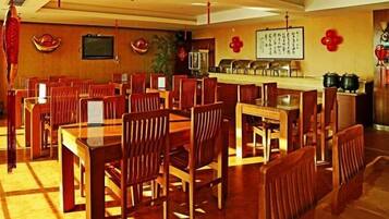 Breakfast, lunch and dinner served