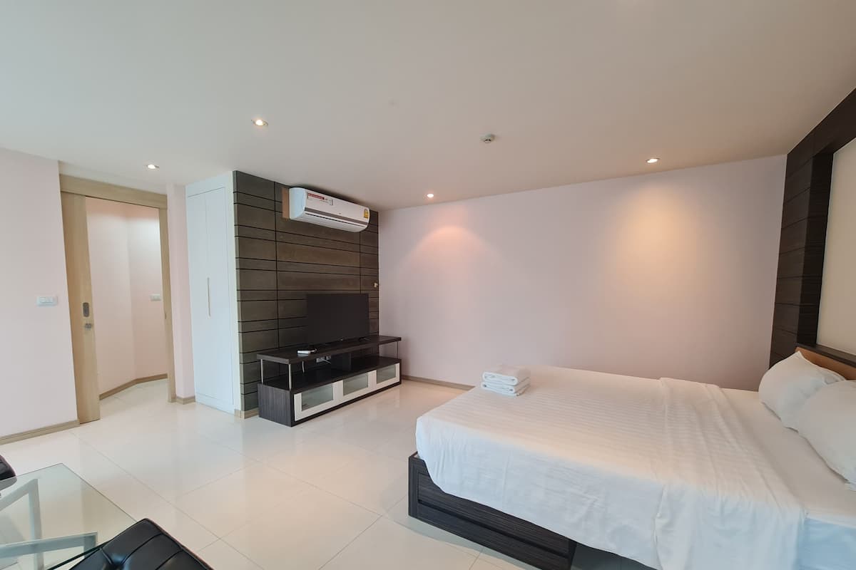 Suite, 3 Bedrooms | Blackout drapes, bed sheets