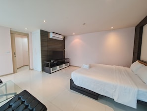 Suite, 3 Bedrooms | Blackout drapes, bed sheets