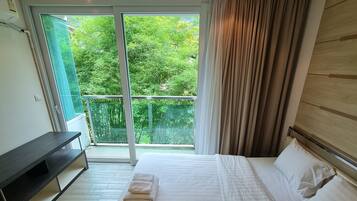 Suite, 1 habitación, vista al jardín | Cortinas blackout y ropa de cama