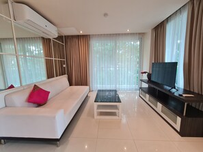 Living area - The Baycliff Residence (Patong)
