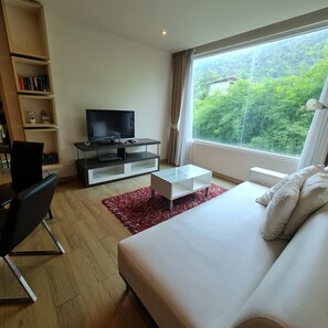 Suite, 1 Bedroom, Garden View | Living area