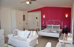 Minibar, coffres-forts dans les chambres, bureau, lits bébé (gratuits)