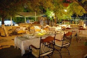 3 restaurants; breakfast, lunch, and dinner served - Cennet Park Hotel (Bodrum)