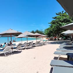 Plage, sable blanc, chaises longues, parasols