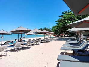 On the beach, white sand, sun loungers, beach umbrellas - Bay Beach Resort (Koh Samui)