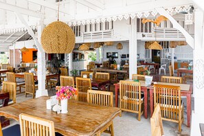Breakfast, lunch, dinner served; beach views - Bay Beach Resort (Koh Samui)